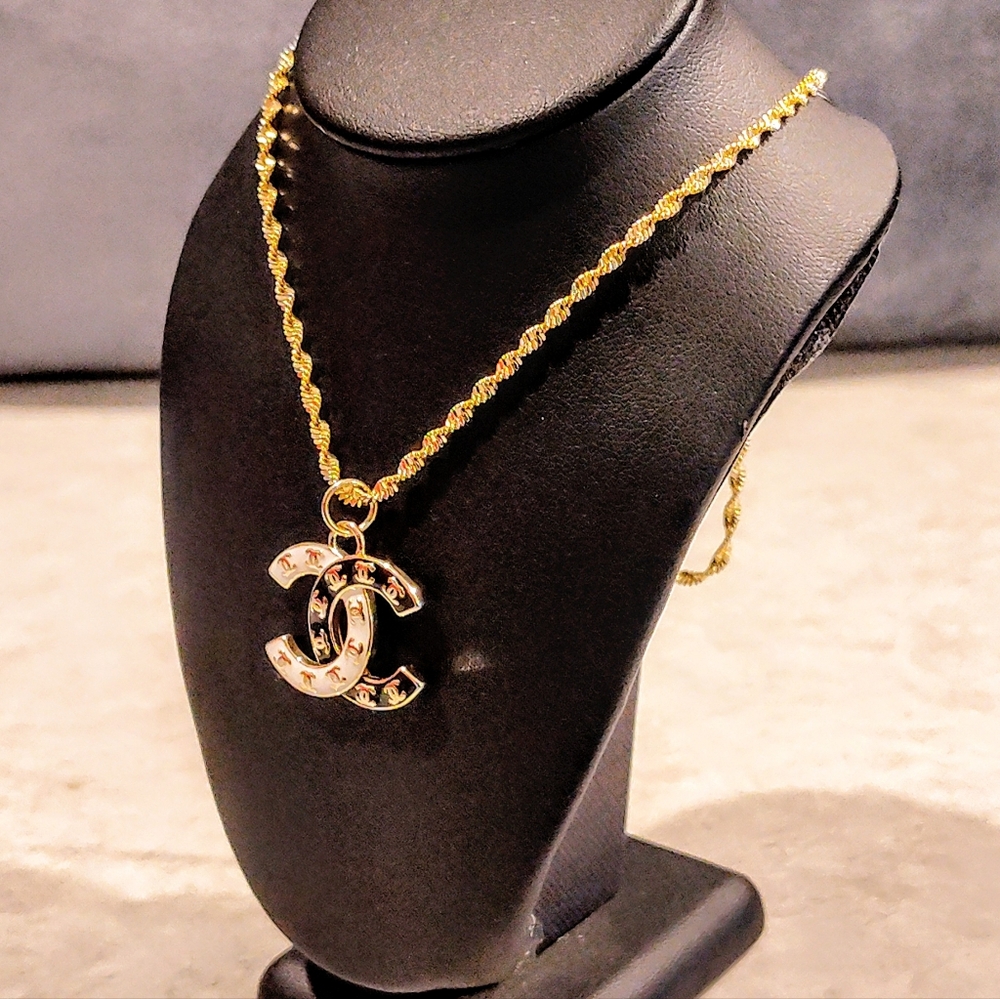 CHANEL CC 18K GOLD PLATED BLACK & WHITE CC LOGO PENDANT ON GOLD PLATED NECKLACE - Picture 5 of 13
